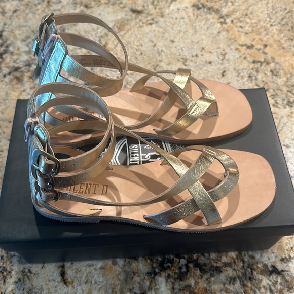 SILENT D gladiator sandals in the perfect golden shade - Picture 2 of 3